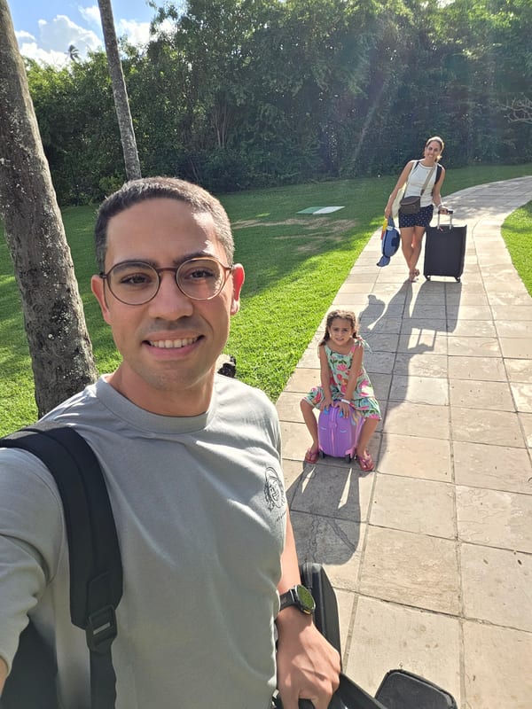 José Roberto, Ana Paula e Luísa chegando de viagem, com as malas
