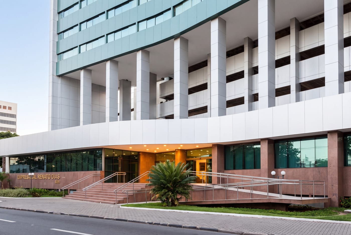 Entrada do Edifício Empresarial Renato Dias, sede do escritório em Recife